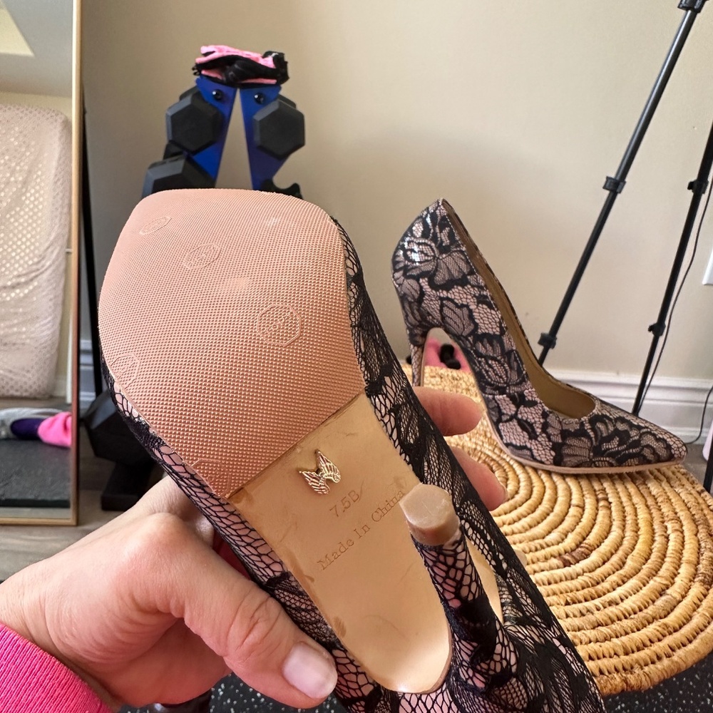 Victoria Secret - Picture 2 of 2